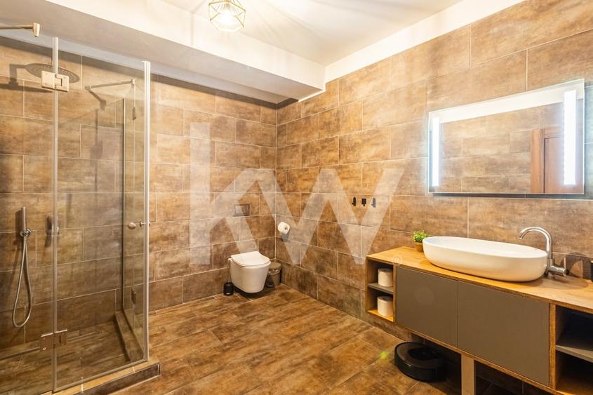 Casă individuală cu 8 camere cu Canalizare în Cernatu