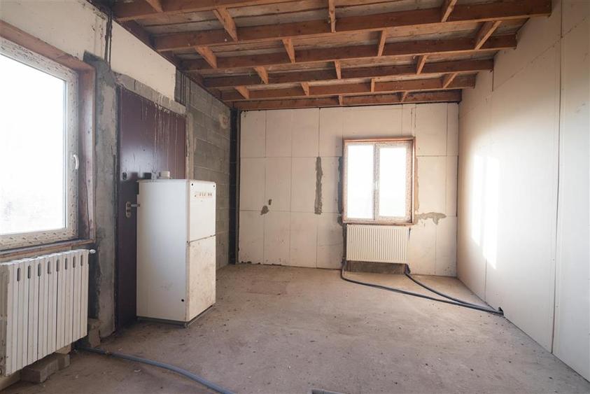 Casă individuală cu 4 camere cu Teren 9722 Mp în Inand