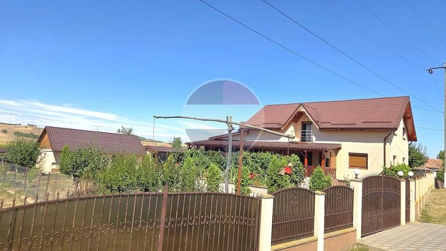 Casă cu 7 camere cu Teren 1400 Mp în Văleni