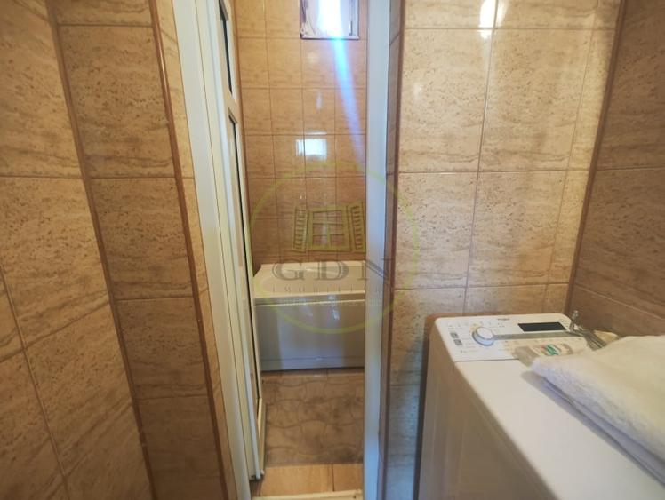 Casă individuală cu 10 camere cu Canalizare în Bariera Vâlcii