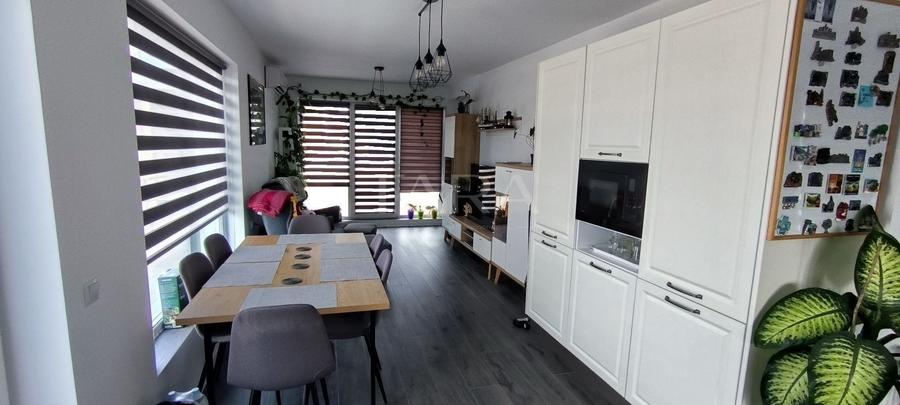 Penthouse cu 3 camere semidecomandat, mobilat în Florești
