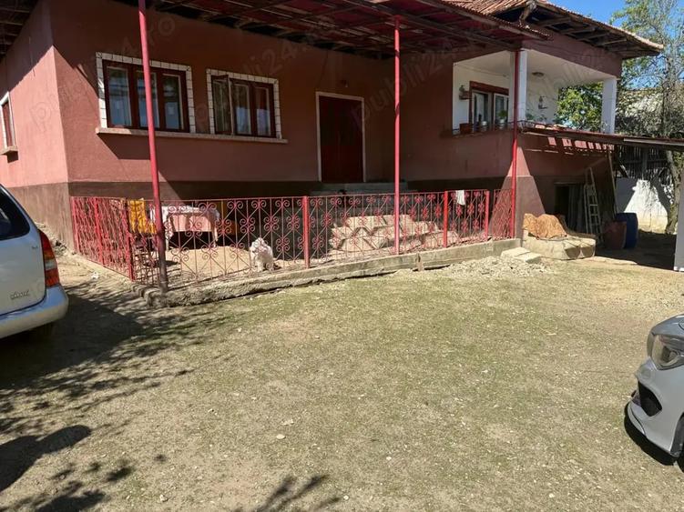 Casă cu 4 camere cu Teren 3200 Mp în Păltinișu