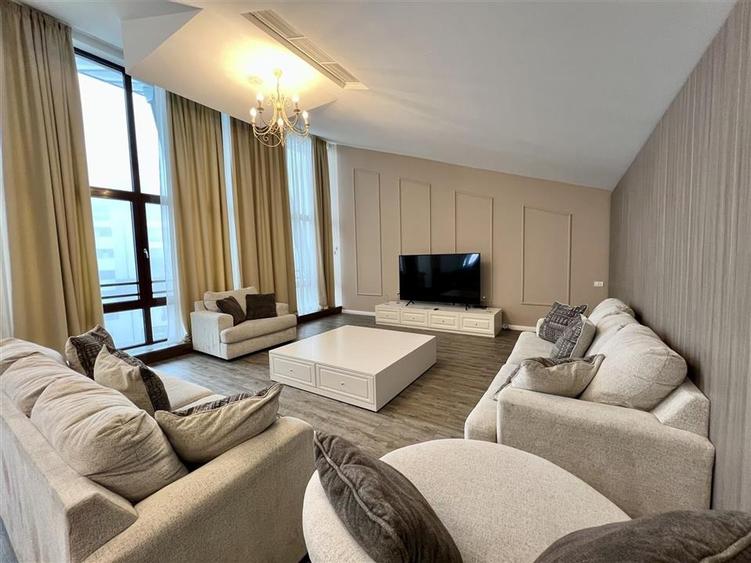 Apartament cu 6 camere decomandat, mobilat în Poiana Brașov