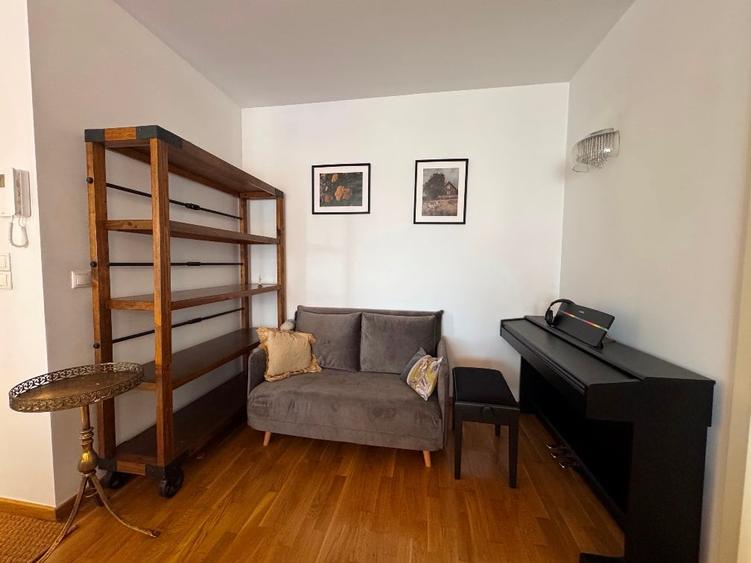 Apartament cu 3 camere semidecomandat în Sisești