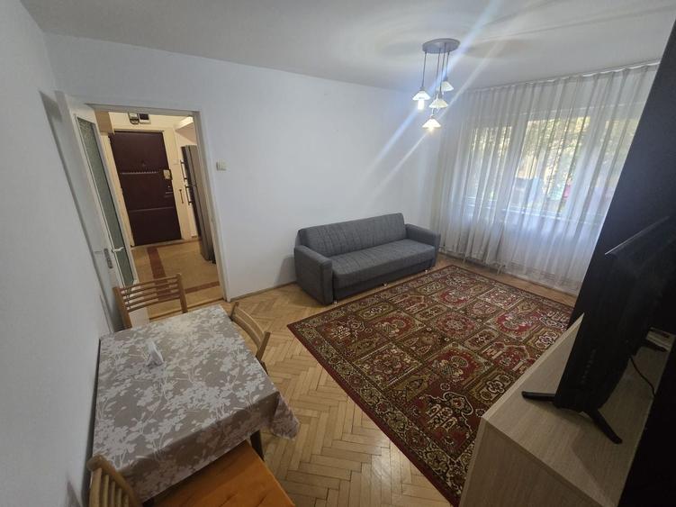 Apartament cu 3 camere semidecomandat, mobilat în Girocului