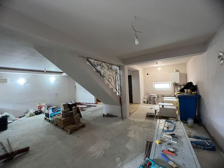 Casă individuală cu 7 camere cu Canalizare în Central