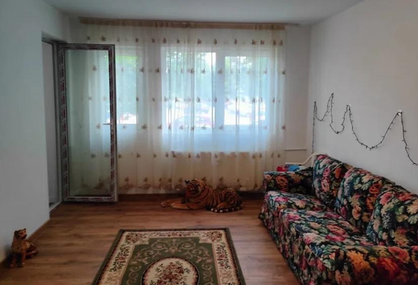 Apartament cu 3 camere semidecomandat în Dristor