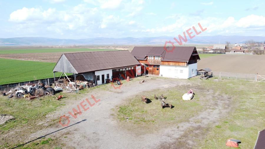 Casă cu 8 camere cu Teren 2400 Mp în Periferie