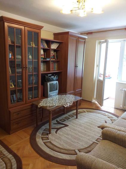 Apartament cu 3 camere semidecomandat în Crâng