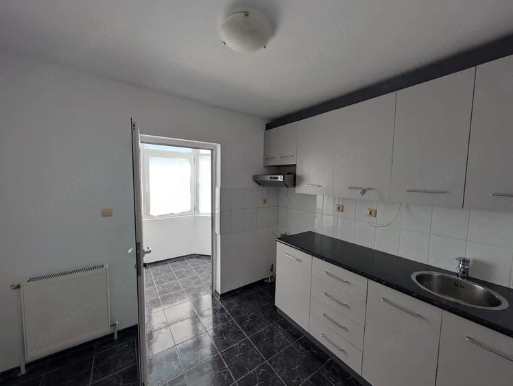 Apartament cu 3 camere decomandat în Calarași 4