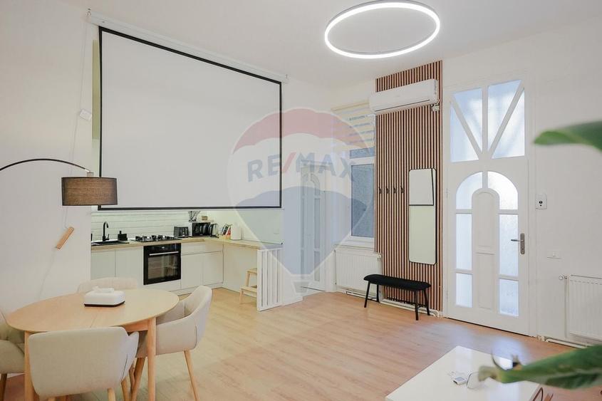 Apartament cu 4 camere semidecomandat, mobilat în Ultracentral