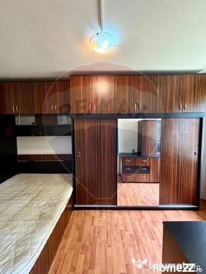 Apartament cu 3 camere semidecomandat în Central