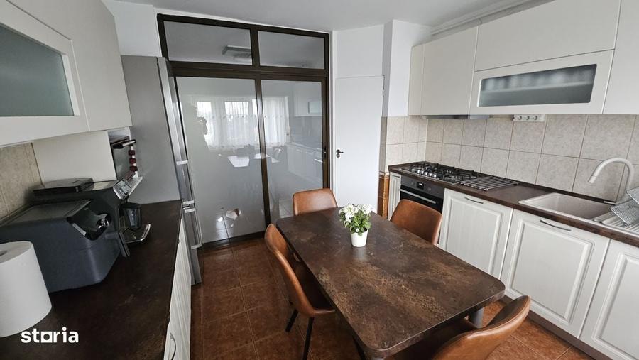 Apartament cu 4 camere decomandat în Noua