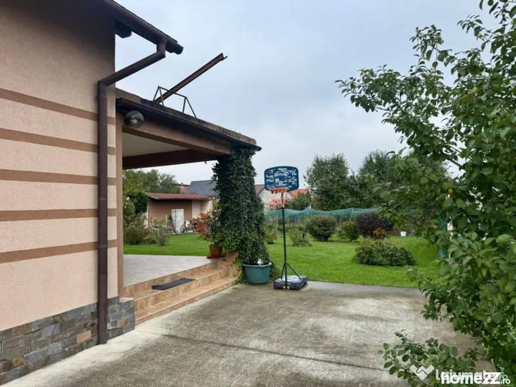 Casă cu 5 camere cu Teren 1000 Mp în Săsar