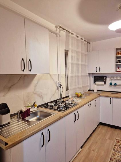 Apartament cu 3 camere semidecomandat în Gorjului