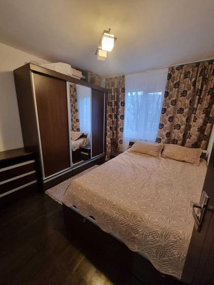 Apartament cu 3 camere semidecomandat în Craiovița Nouă