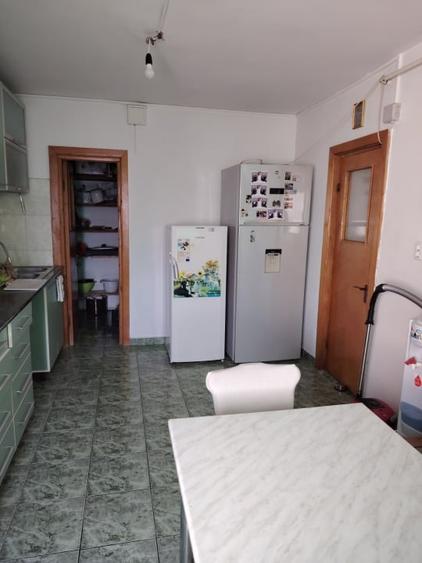 Apartament cu 3 camere decomandat, mobilat în Central