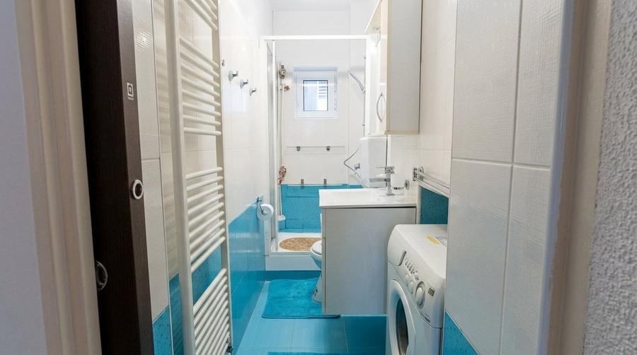 Apartament cu 3 camere semidecomandat în Grivița