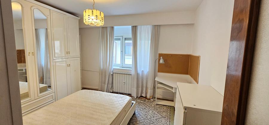 Apartament cu 3 camere semidecomandat, mobilat în Capitale