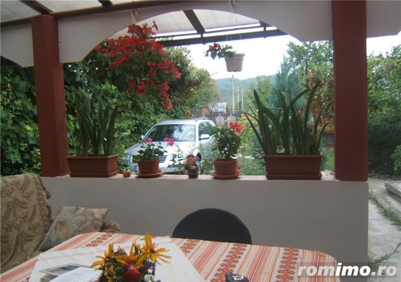 Casă cu 8 camere cu Teren 2000 Mp în Coțofenești