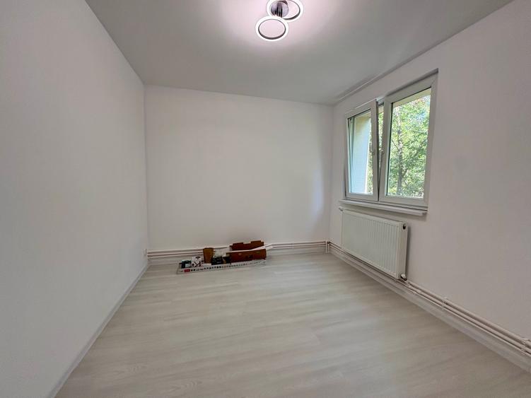 Apartament cu 3 camere semidecomandat în Alexandru Obregia