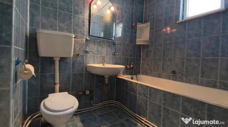 Apartament cu 4 camere semidecomandat în Piața Centrală