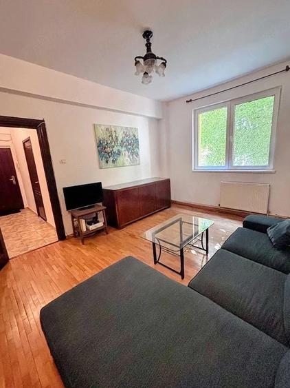 Apartament cu 3 camere decomandat în Jiului