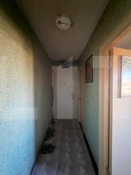 Apartament cu 3 camere semidecomandat în Craiovița Nouă