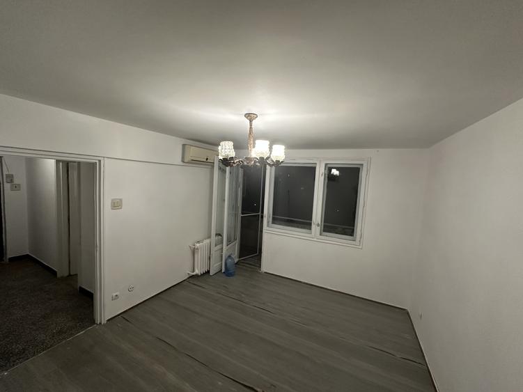 Apartament cu 3 camere semidecomandat în Berceni
