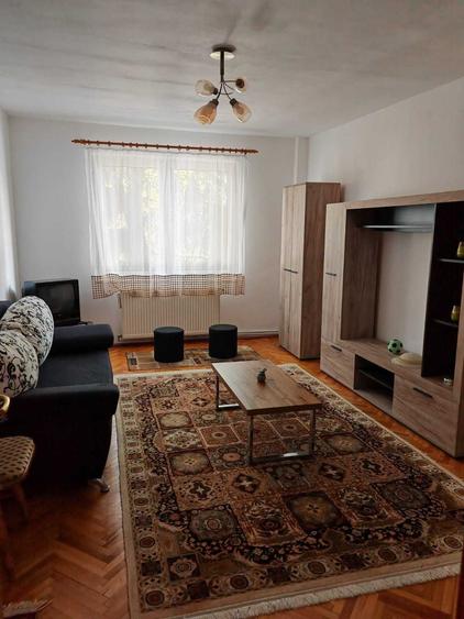 Apartament cu 3 camere decomandat în Tudor