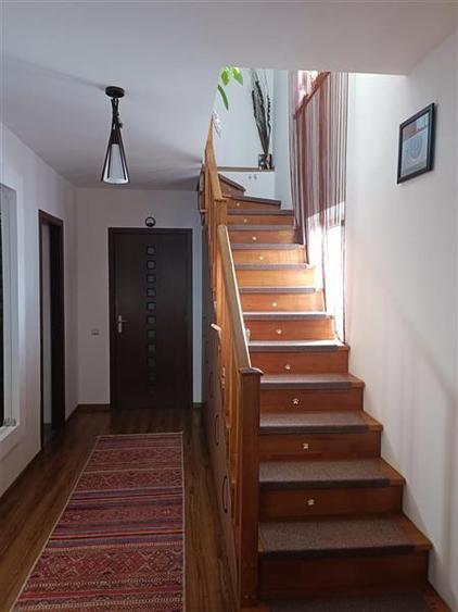 Casă individuală cu 5 camere cu Teren 252 Mp în Central