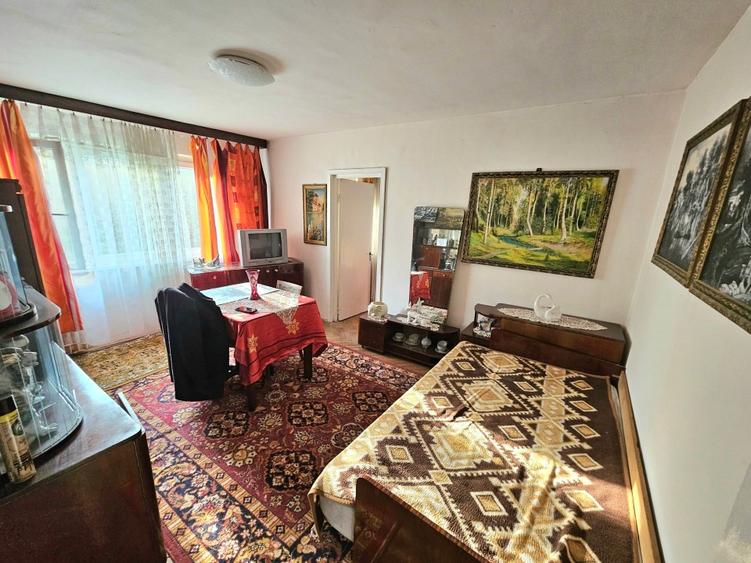 Apartament cu 3 camere semidecomandat în Moroasa 1
