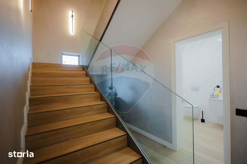 Casă cu 8 camere cu Teren 1100 Mp în Sânmartin