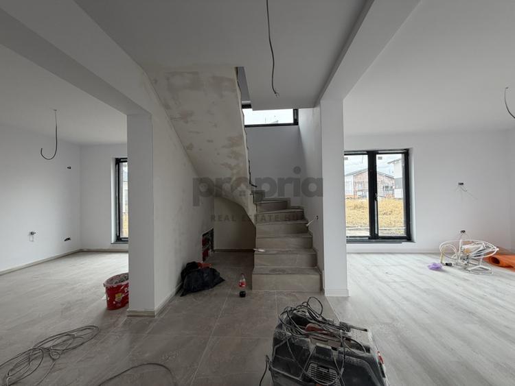 Casă individuală cu 4 camere cu Canalizare în Sânpetru