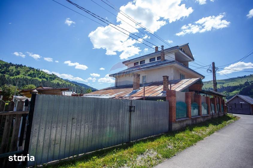 Casă cu 6 camere decomandat cu Teren 1100 Mp în Borca