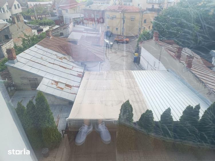 Casă cu 10 camere cu Teren 970 Mp în Calea București
