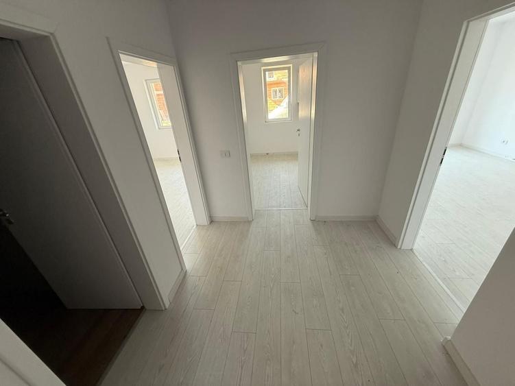 Apartament cu 3 camere decomandat în Girocului