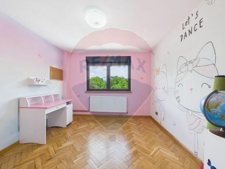 Casă individuală cu 11 camere cu Teren 5134 Mp în Gruiu