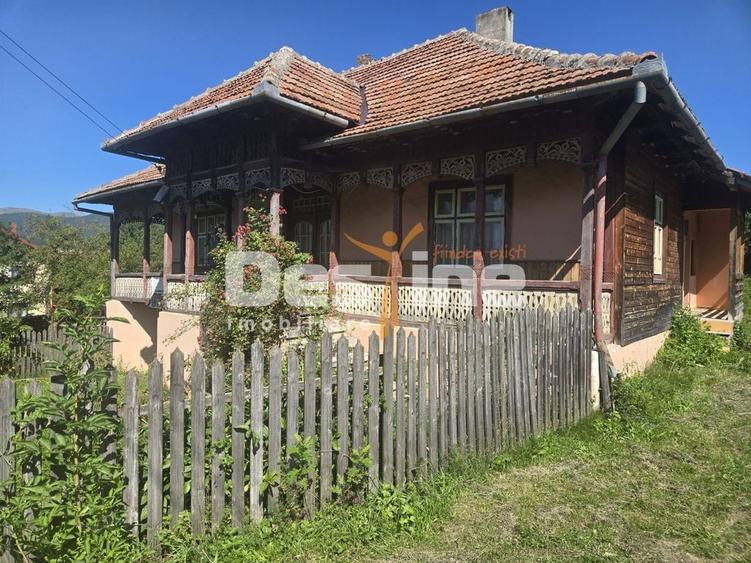 Casă cu 3 camere cu Teren 2614 Mp în Trăisteni