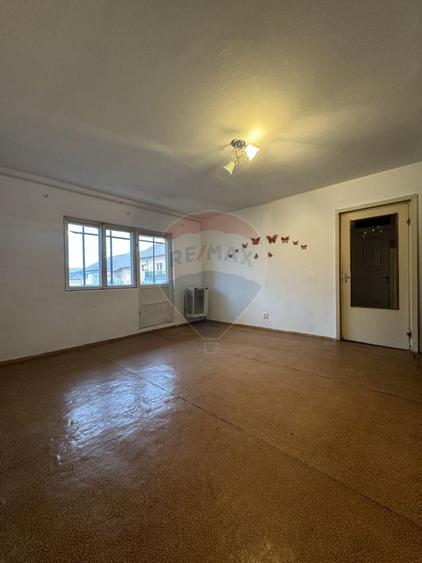 Apartament pe Str. Calugareni, 2 camere, et.3 - 7