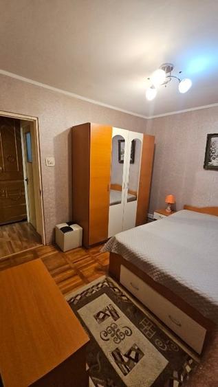 Apartament cu 3 camere semidecomandat, mobilat în Far