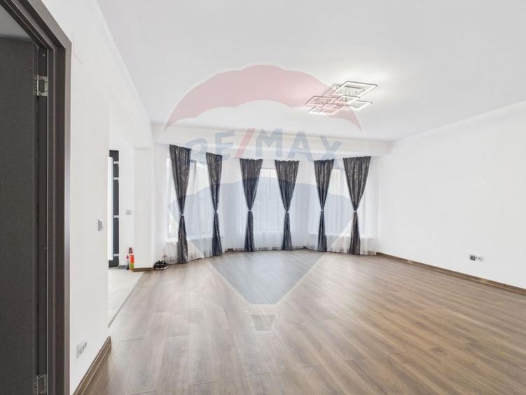 Casă individuală cu 5 camere cu Teren 457 Mp în Dobreni