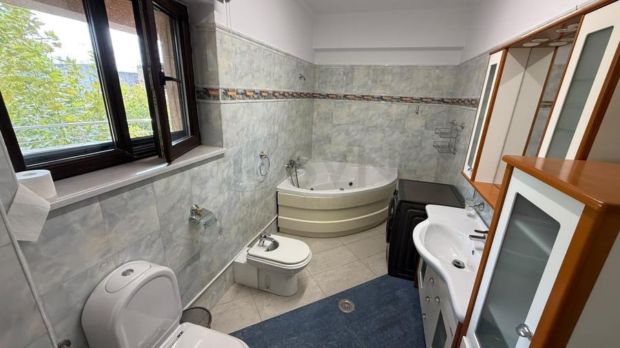 Apartament cu 4 camere decomandat în Herăstrău