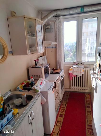 Apartament cu 3 camere semidecomandat în Tei