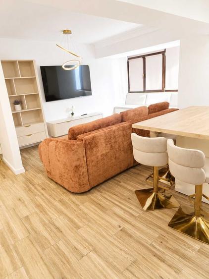 Apartament cu 4 camere decomandat în Central