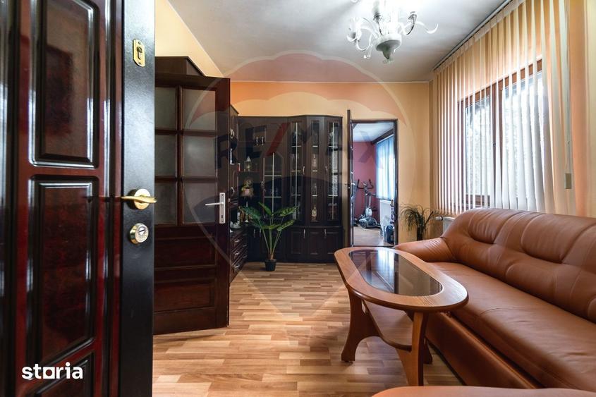 Apartament cu 3 camere, mobilat în Central