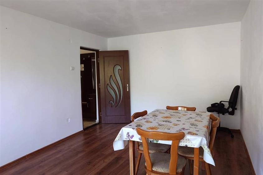 Apartament cu 3 camere decomandat, mobilat în Crișcior