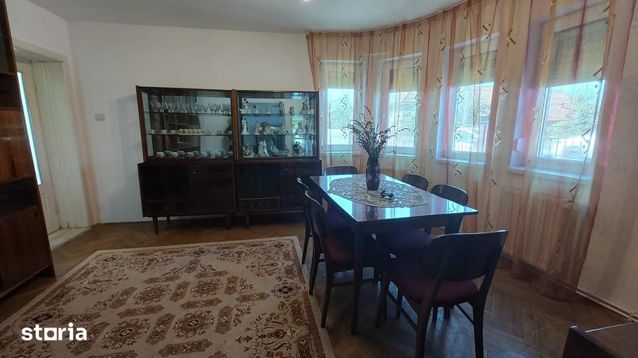 Casă cu 4 camere cu Teren 1564 Mp în Central