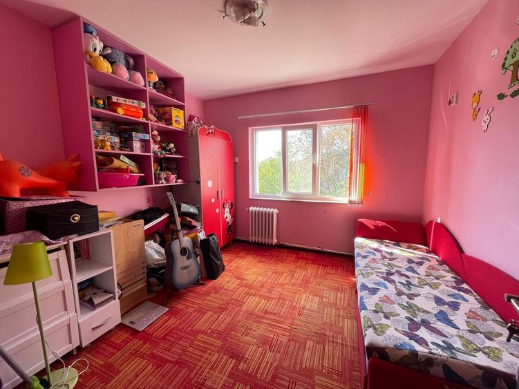 Apartament cu 3 camere decomandat, mobilat în Podu Roș