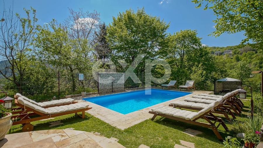 Casă individuală cu 11 camere cu Piscina în Drumul Poienii